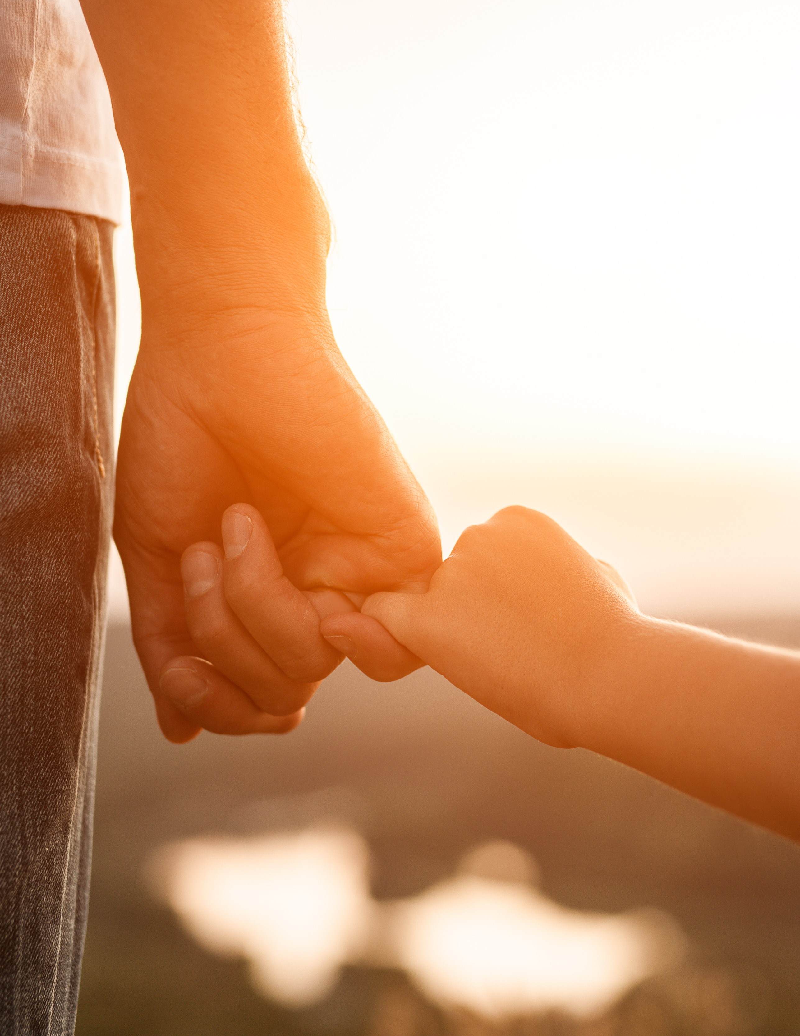 Padre e hija dandose la mano